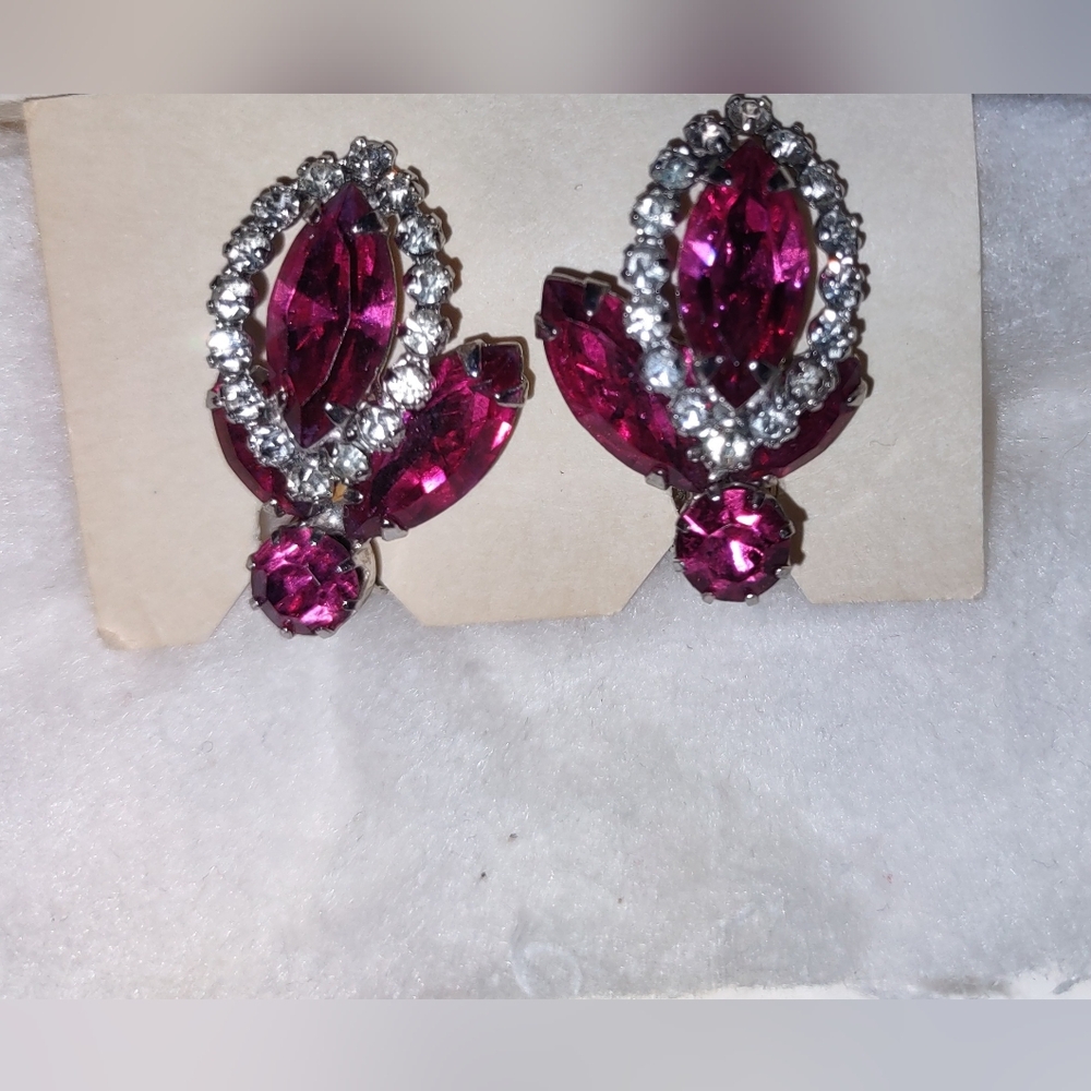 Weiss Fuchsia Pink Magenta Vintage Clip Earrings